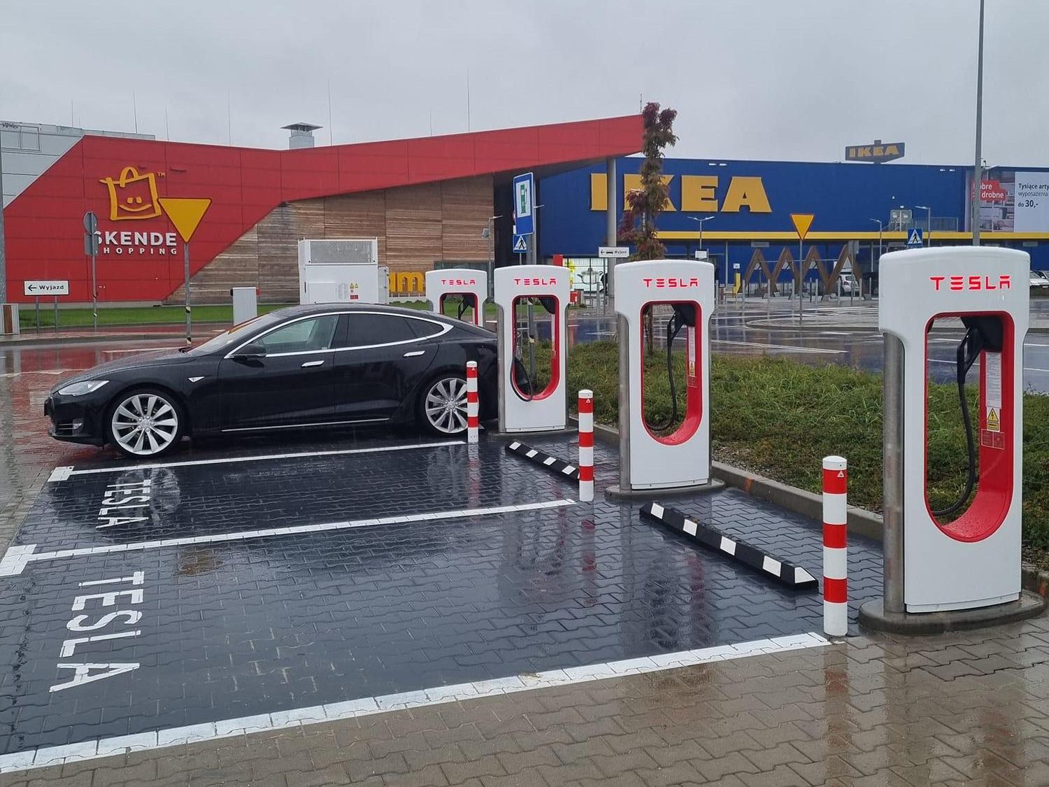 superchargery Tesli koło IKEA Lublin, elektromobilność