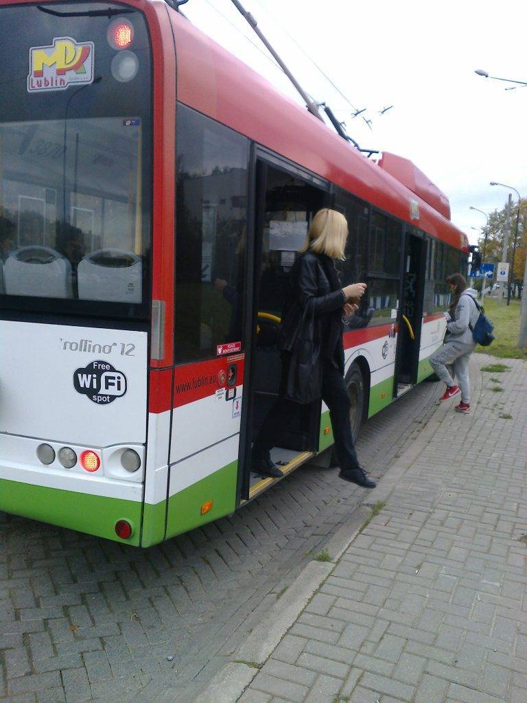 autobus zatrzymany daleko od chodnika, fot.: Elżbieta Szabała