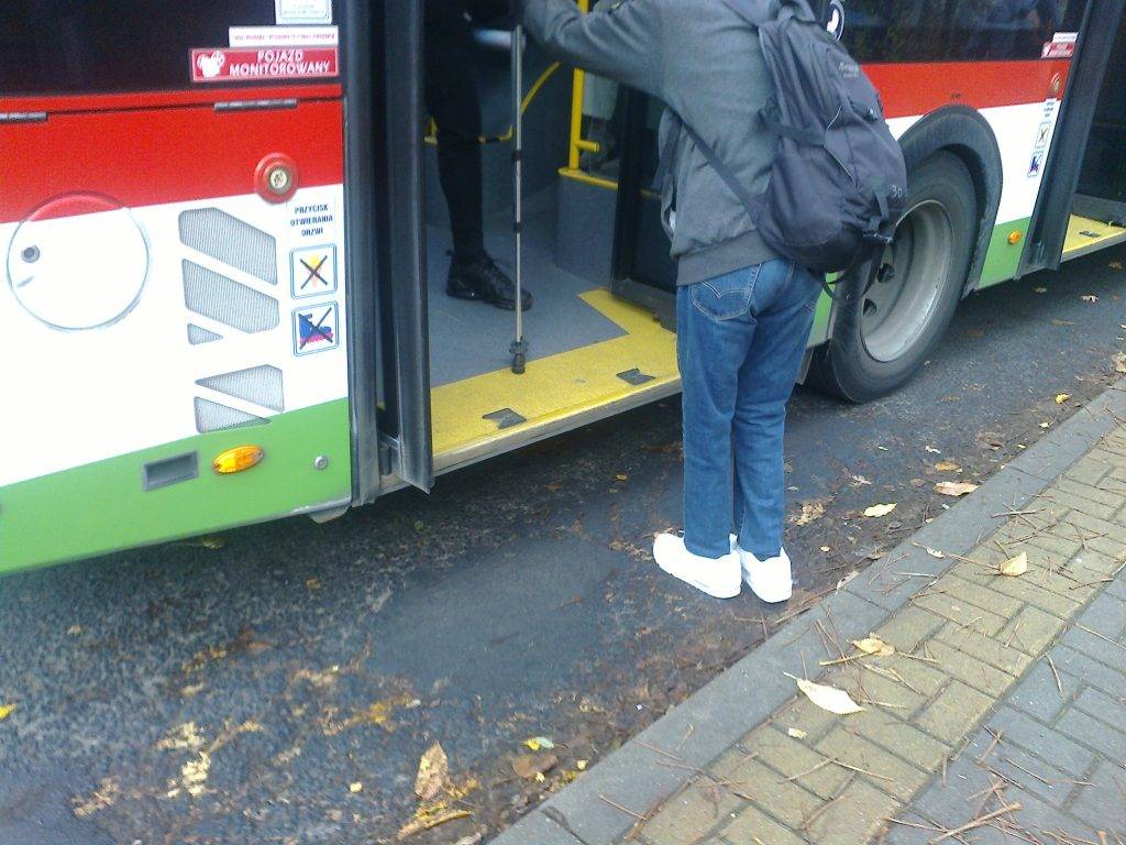 autobus zatrzymany daleko od chodnika, niepełnosprawny, fot.: Elżbieta Szabała