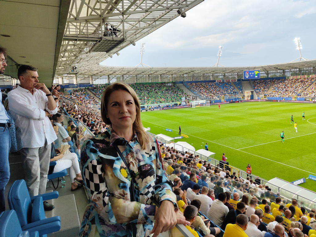 Kamila Grzywaczewska na meczu Motoru Lublin z Górnikiem Łęczna kibicowała Górnikowi.